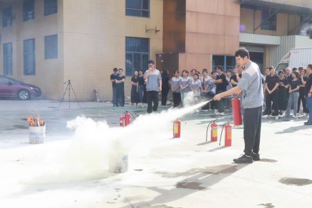 傲群刷業(yè)消防實戰(zhàn)演練：安全基因筑牢智造根基